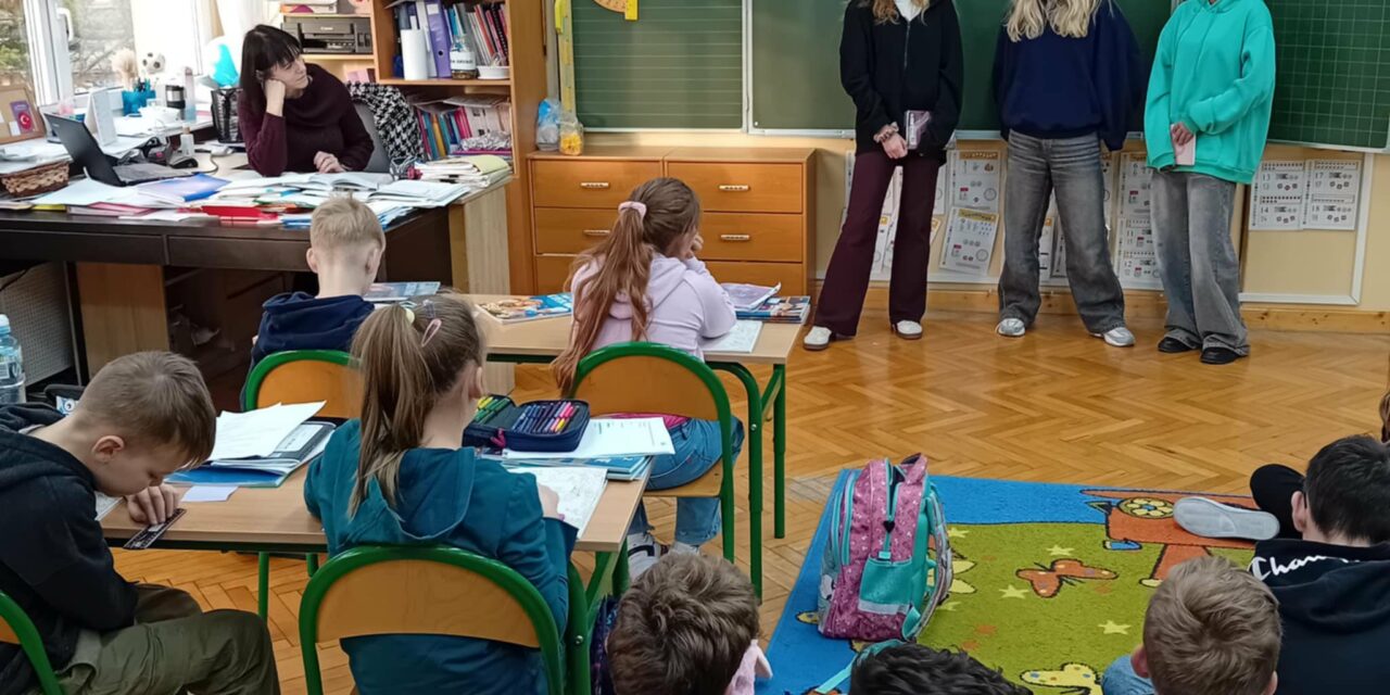 Starsi uczą młodszych