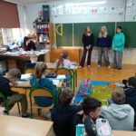 Starsi uczą młodszych