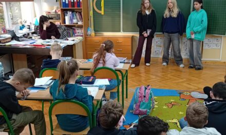 Starsi uczą młodszych