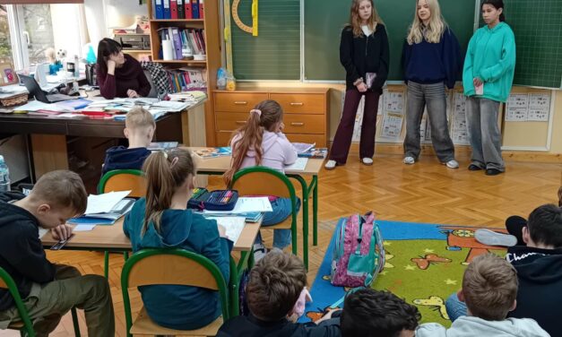 Starsi uczą młodszych