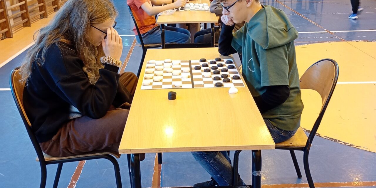 Szkolny Turniej Warcab Stupolowych