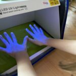 Ręce mogą wyglądać na czyste… ale pod lampą UV pokazują całą prawdę!