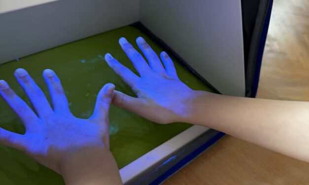 Ręce mogą wyglądać na czyste… ale pod lampą UV pokazują całą prawdę!